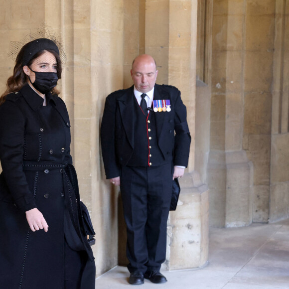 Jack Brooksbank et son épouse la princesse Eugenie d'York aux funérailles du prince Philip, duc d'Edimbourg à la chapelle Saint-Georges du château de Windsor, le 17 avril 2021.