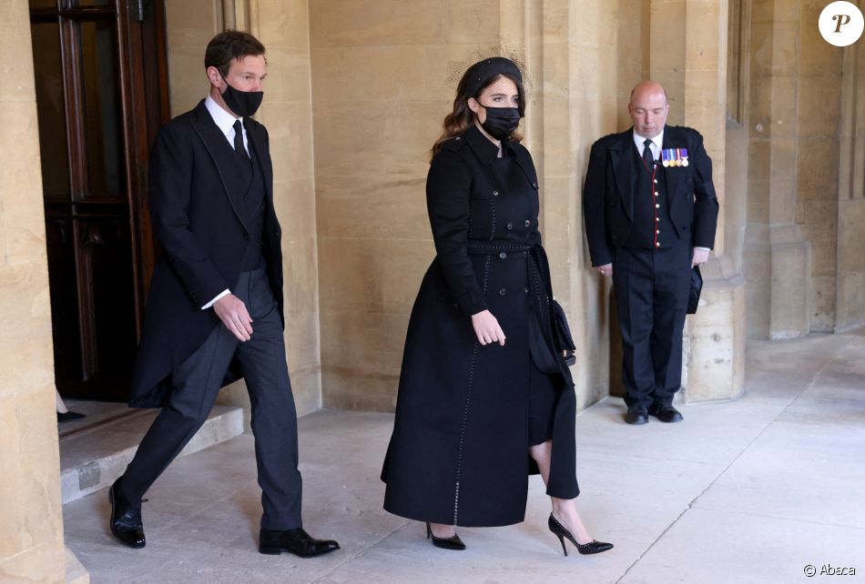 Jack Brooksbank et son épouse la princesse Eugenie d'York aux funérailles du prince Philip, duc d'Edimbourg à la chapelle Saint-Georges du château de Windsor, le 17 avril 2021.