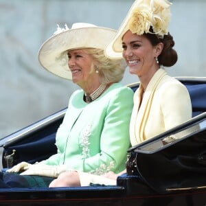 Kate Middleton, duchesse de Cambridge, en Alexander McQueen, et Camilla Parker Bowles, duchesse de Cornouailles, lors de la parade Trooping the Colour 2019 à Londres le 8 juin 2019. Meghan Markle, dont c'était la première apparition publique depuis la naissance d'Archie, partageait leur landau.