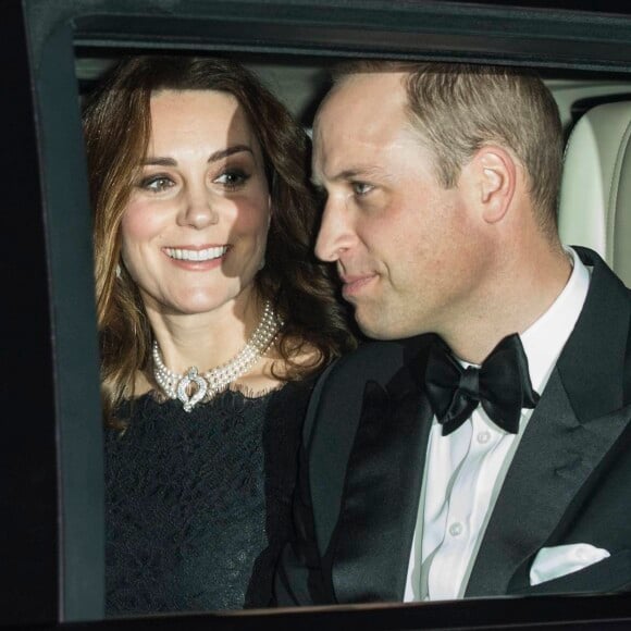 Kate Middleton, enceinte et le prince William au dîner en famille organisé le 20 novembre 2017 au château de Windsor pour les noces de platine de la reine Elizabeth II et du prince Philip, duc d'Edimbourg. La duchesse de Cambridge porte un collier de perles prêté par Sa Majesté.