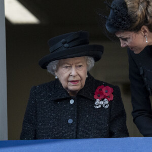 La reine Elisabeth II d'Angleterre, Catherine (Kate) Middleton, duchesse de Cambridge (avec son chapeau Philip Treacy) - La famille royale d'Angleterre lors du National Service of Remembrance à Londres le 10 novembre 2019.