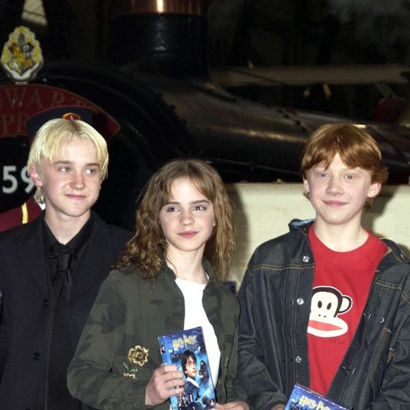 Robbie Coltrane, Rupert Grint, Emma Watson et Tom Felton lors du lancement du DVD du film "Harry Potter à l'école des sorciers" à Londres. Le 9 mai 2002.