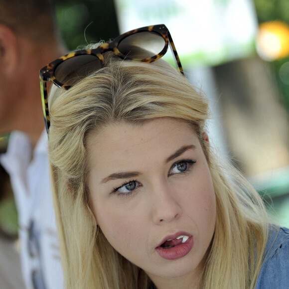 EnjoyPhoenix alias Marie Lopez était en séance de dédicace au Salon du Livre de Nice le 6 juin 2015.