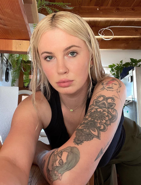 Ireland Baldwin, la fille d'Alec Baldwin et Kim Basinger, s'est fait un nouveau tatouage.