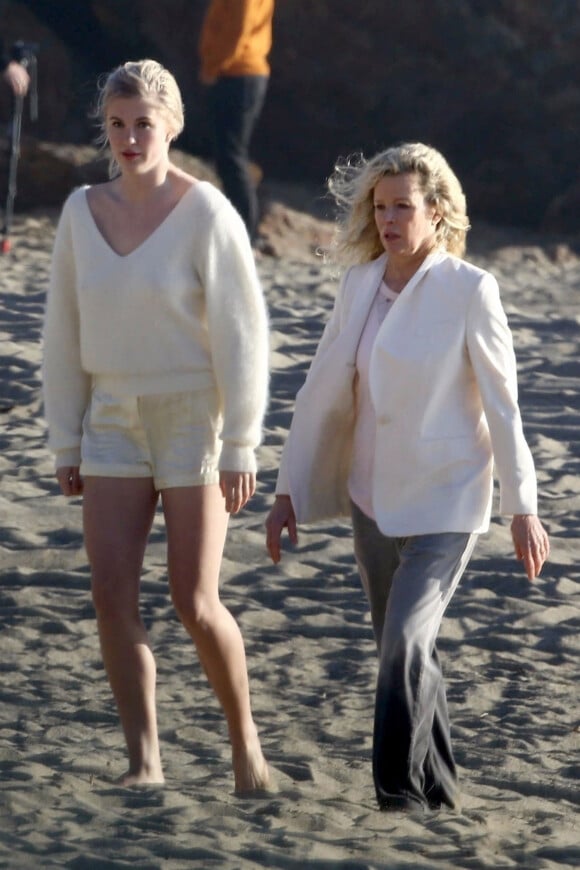 Exclusif - Kim Basinger et sa fille Ireland Baldwin lors d'une séance photo magnifique 'mère et fille' sur une plage à Malibu le 8 février 2018.