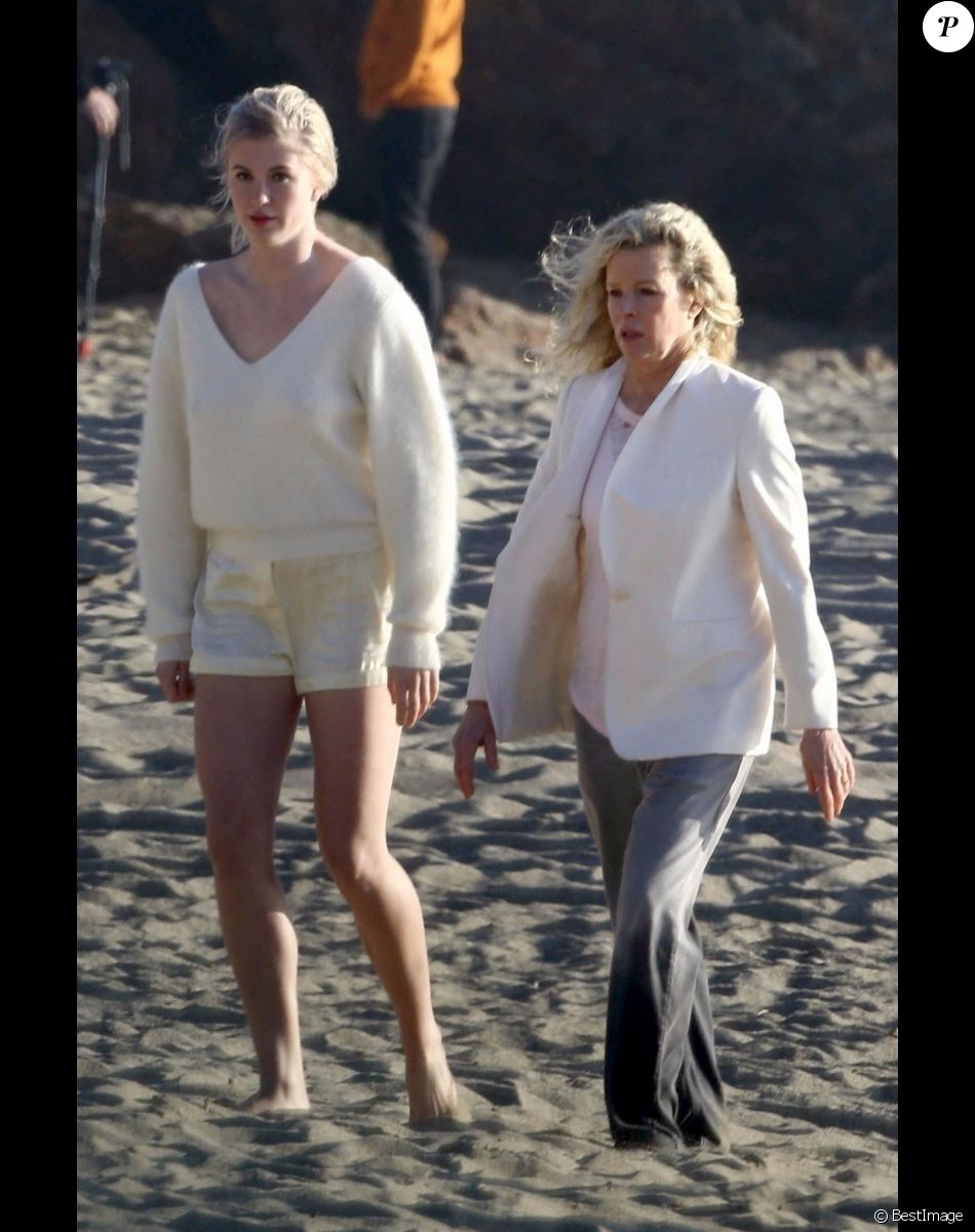 Exclusif - Kim Basinger et sa fille Ireland Baldwin lors d'une séance photo magnifique 'mère et fille' sur une plage à Malibu le 8 février 2018.