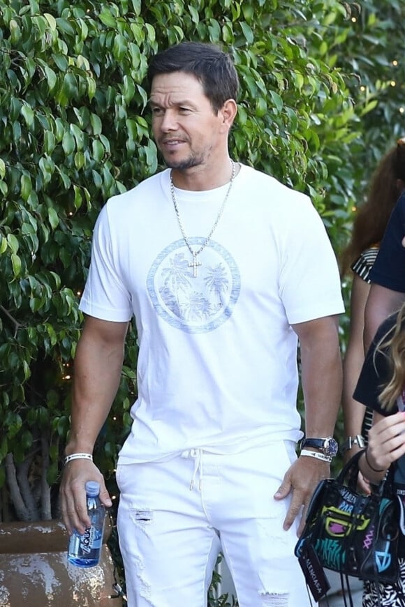 Exclusif - Mark Wahlberg est allé déjeuner en famille dans le restaurant E Baldi à Beverly Hills, le 20 juillet 2019.
