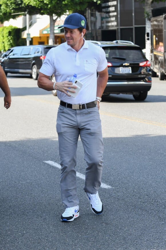 Exclusif - Mark Wahlberg se promène dans les rues de Beverly Hills le 10 juillet 2019.
