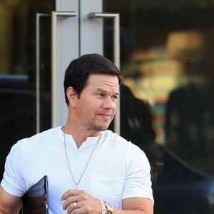 Exclusif - Mark Wahlberg dîne en famille au restaurant "Avra" à Beverly Hills, le 2 juillet 2019.