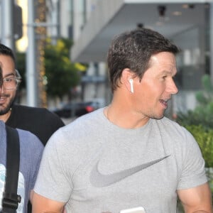 Exclusif - Mark Wahlberg a déjeuné des amis à Beverly Hills.