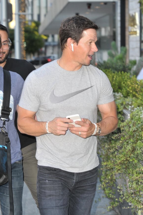 Exclusif - Mark Wahlberg a déjeuné des amis à Beverly Hills.