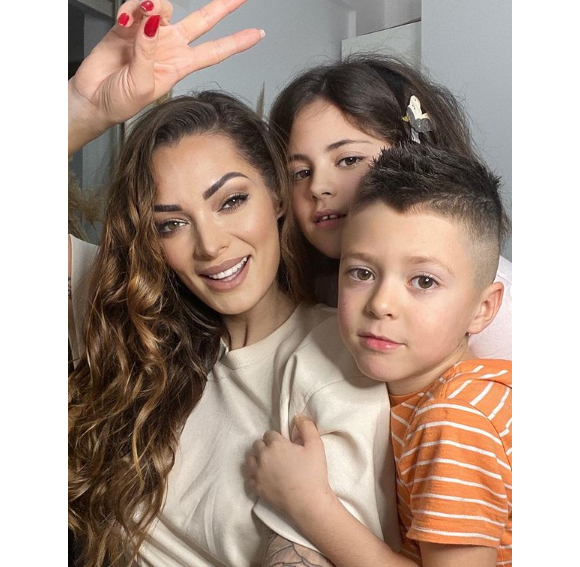 Emilie Nef Naf, révélée dans "Secret Story" et désormais tête d'affiche de l'émission "Mamans & célèbres" avec ses enfants Maëlla et Menzo, ainsi que son amoureux le footballeur Jérémy Ménez.