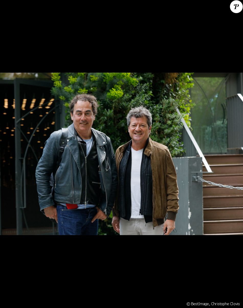 Les Chevaliers du Fiel (Francis Ginibre et Eric Carrière) arrivent à l'enregistrement de l'émission "Vivement Dimanche prochain" au studio Gabriel à Paris, France, le 20 avril 2021, présentée par Michel Drucker et diffusée le 25 avril 2021. © Christophe Clovis/Bestimage