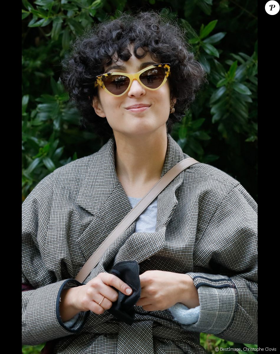 La chanteuse Barbara Pravi (représente la France à l'Eurovision 2021, le 22 mai à Rotterdam, Pays-Bas avec le Single : "Voilà") arrive à l'enregistrement de l'émission "Vivement Dimanche prochain" au studio Gabriel à Paris, France, le 20 avril 2021, présentée par Michel Drucker et diffusée le 25 avril 2021. © Christophe Clovis/Bestimage