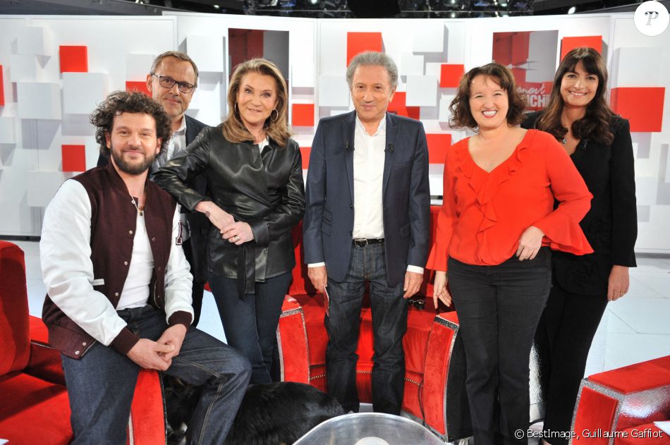 Exclusif - Claudio Capéo, Emmanuel Chaunu, Sheila, Michel Drucker, Anne Roumanoff et Valérie Perrin - Enregistrement de l'émission Vivement dimanche au studio Gabriel, présentée par Michel.Drucker . Diffusion sur France 2 le 25/04/2021 © Guillaume Gaffiot / Bestimage