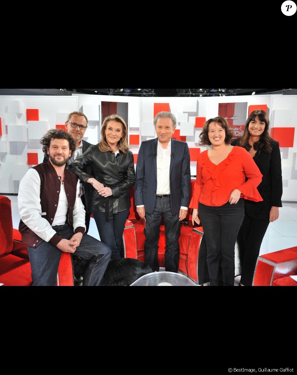 Exclusif - Claudio Capéo, Emmanuel Chaunu, Sheila, Michel Drucker, Anne Roumanoff et Valérie Perrin - Enregistrement de l'émission Vivement dimanche au studio Gabriel, présentée par Michel.Drucker . Diffusion sur France 2 le 25/04/2021 © Guillaume Gaffiot / Bestimage
