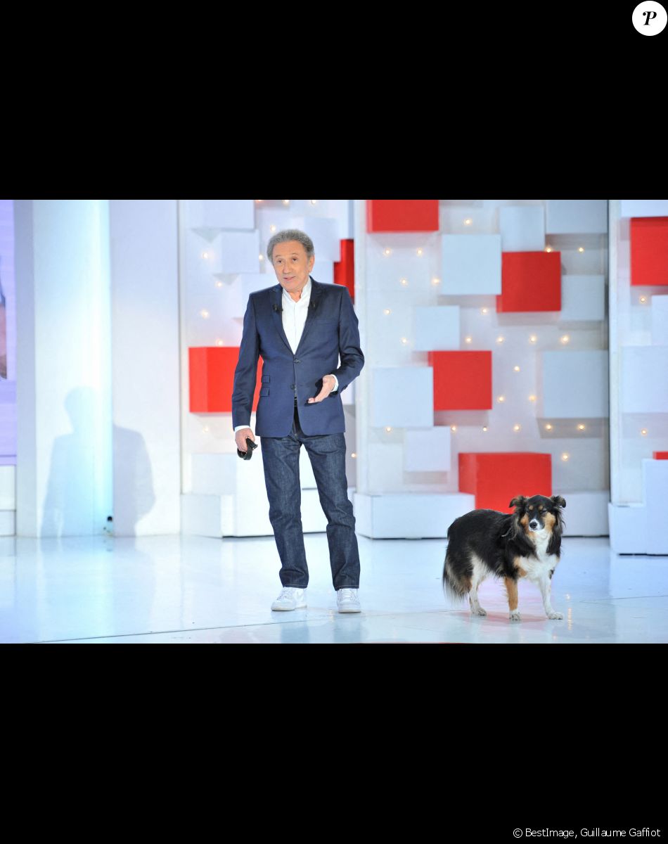 Exclusif - Michel Drucker et sa chienne Isia - Enregistrement de l'émission "Vivement dimanche Prochain" au studio Gabriel, présentée par Michel.Drucker . Diffusion sur France 2 le 25/04/2021 © Guillaume Gaffiot / Bestimage