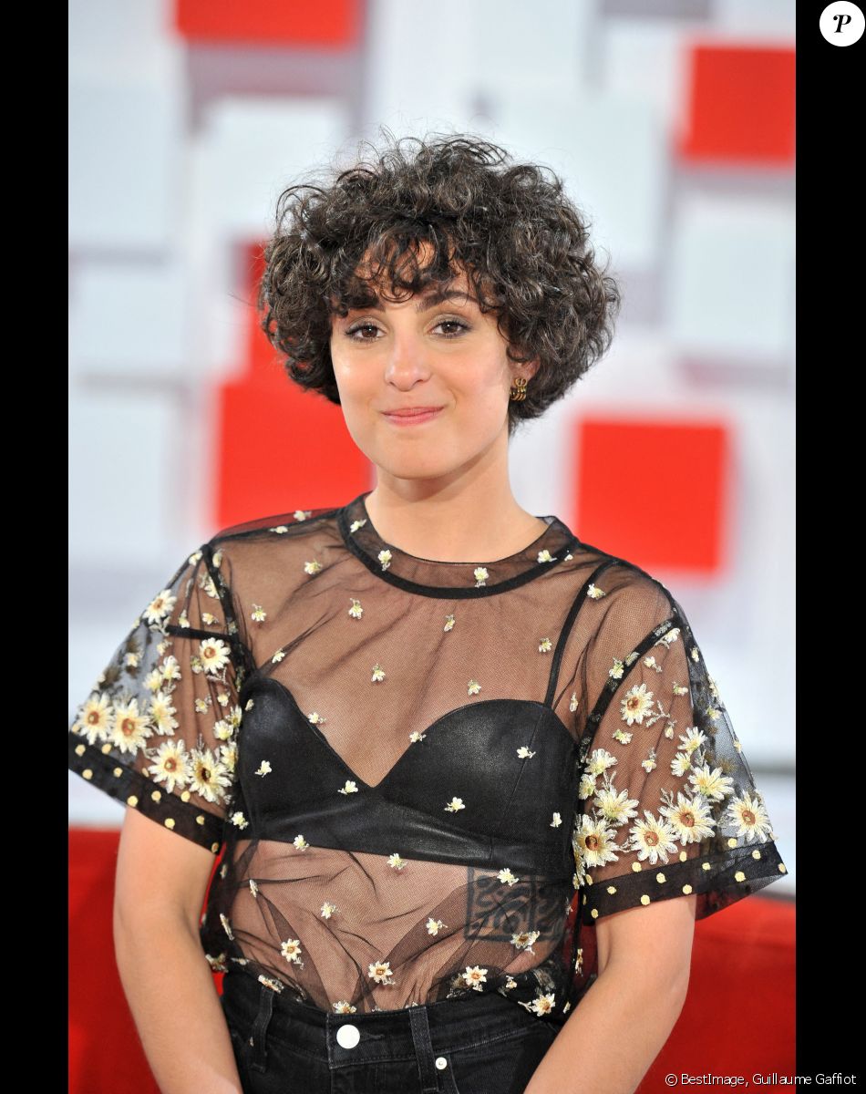 Exclusif - Barbara Pravi - Enregistrement de l'émission "Vivement dimanche Prochain" au studio Gabriel, présentée par Michel.Drucker . Diffusion sur France 2 le 25/04/2021 © Guillaume Gaffiot / Bestimage