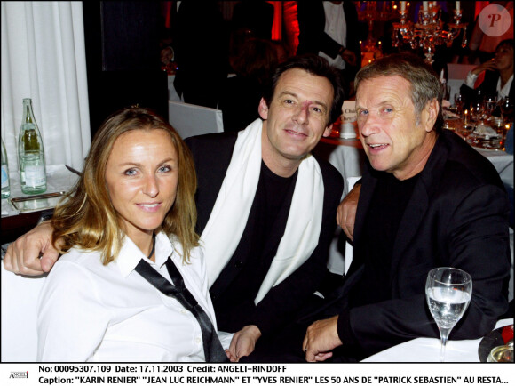 Jean-Luc Reichmann pose avec Yves Rénier et sa femme Karin pour les 50 ans de Patrick Sébastien, à Paris.
