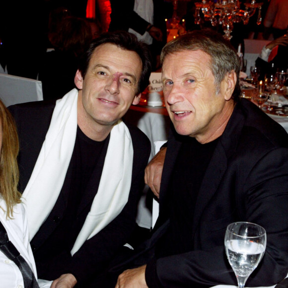 Jean-Luc Reichmann pose avec Yves Rénier et sa femme Karin pour les 50 ans de Patrick Sébastien, à Paris.