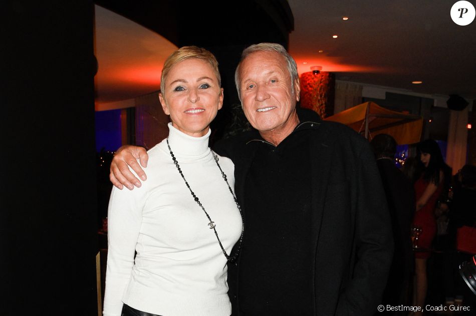 Yves Rénier et sa femme Karin - Inauguration du "Chalet les Neiges 1850" sur la terrasse de l'Hôtel Barrière Le Fouquet's à Paris le 27 novembre 2017. Lors de la soirée une partie de Boboules a été organisée. © Coadic Guirec/Bestimage