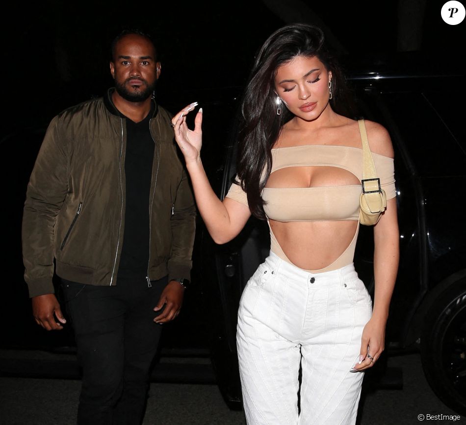 Exclusif - Kylie Jenner, dans une tenue sexy, va dîner à Beverly Hills, le 24 avril 2021.