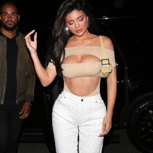 Exclusif - Kylie Jenner, dans une tenue sexy, va dîner à Beverly Hills, le 24 avril 2021. 