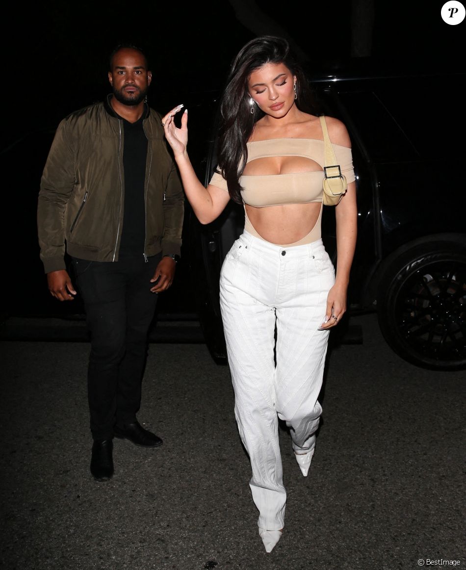Exclusif - Kylie Jenner, dans une tenue sexy, va dîner à Beverly Hills, le 24 avril 2021.