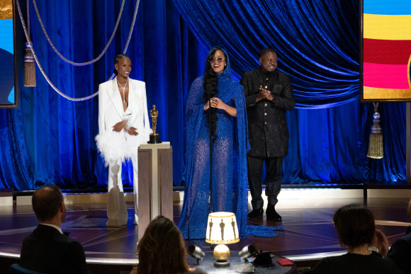 Tiara Thomas, H.E.R et le producteur D'Mile, lauréats de l'Oscar de la Meilleure chanson originale ("Fight For You", du film Judas and the Black Messiah) à la 93ème cérémonie des Oscars dans la gare Union Station à Los Angeles, le 25 avril 2021.