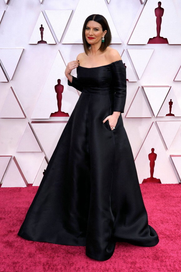 La chanteuse Laura Pausini, habillée d'une robe noire Valentino et de bijoux Bulgari, assiste à la 93ème cérémonie des Oscars dans la gare Union Station. Los Angeles, le 25 avril 2021.
