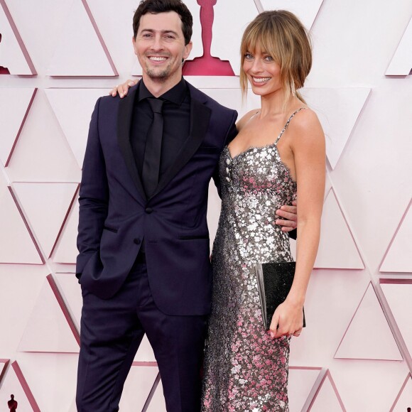 Josey McNamara et Margot Robbie assistent à la 93ème cérémonie des Oscars dans la gare Union Station à Los Angeles, le 25 avril 2021.