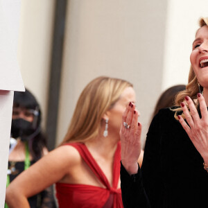 Laura Dern, habillée d'une robe Oscar de la Renta, assiste à la 93ème cérémonie des Oscars dans la gare Union Station à Los Angeles, le 25 avril 2021.