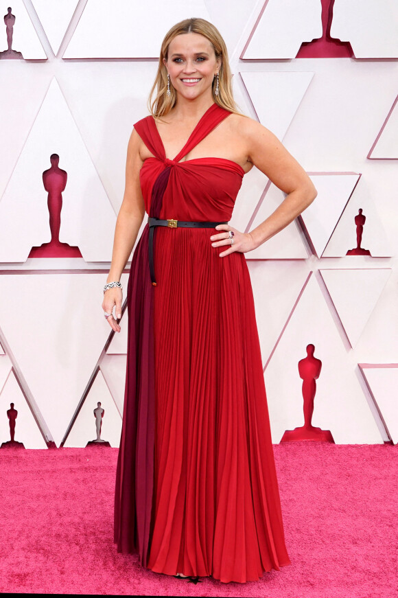 Reese Witherspoon, habillée d'une robe Christian Dior, assiste à la 93ème cérémonie des Oscars dans la gare Union Station. Los Angeles, le 25 avril 2021.