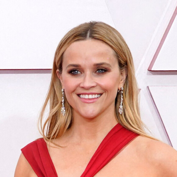 Reese Witherspoon, habillée d'une robe Christian Dior, assiste à la 93ème cérémonie des Oscars dans la gare Union Station. Los Angeles, le 25 avril 2021.