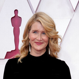 Laura Dern, habillée d'une robe Oscar de la Renta, assiste à la 93ème cérémonie des Oscars dans la gare Union Station à Los Angeles, le 25 avril 2021.