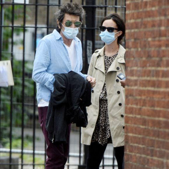 Exclusif - Ronnie Wood et sa femme Sally Humphreys en visite au Royal Marsden à Londres, le 29 juillet 2020