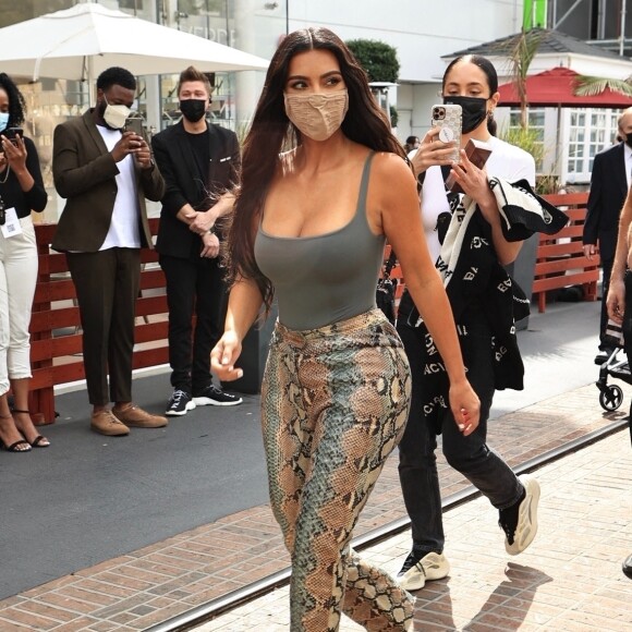 Kim Kardashian fait un passage dans sa boutique Skims au centre commercial The Grove à Los Angeles le 7 avril 2021. La star de téléréalité Kim Kardashian a fait son entrée en 2021 dans la liste annuelle des milliardaires, établie par le magazine américain Forbes.