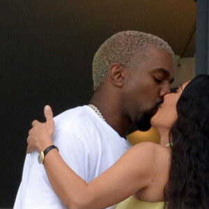 Kanye West et sa femme Kim Kardashian s'embrassent tendrement sur le balcon de leur appartement à Miami, le 4 janvier 2019.