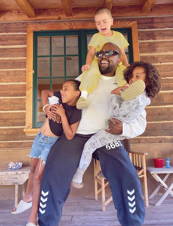 Kanye West, ses enfants North et Saint, et le fils de Kourtney Kardashian, Reign. Octobre 2020.