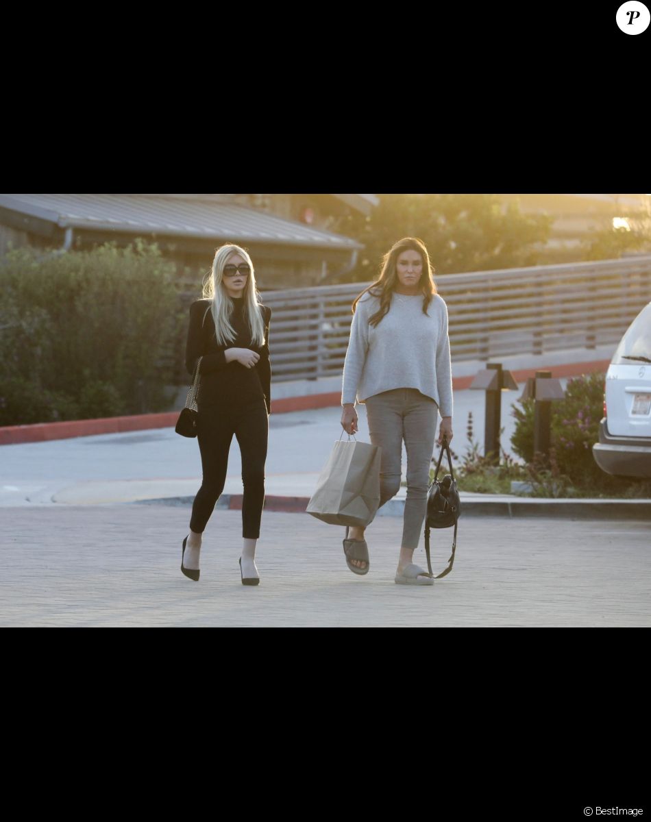 Exclusif - Caitlyn Jenner et sa compagne Sophia Hutchins ont été diner dans un restaurant à Malibu, le 22 mars 2019.