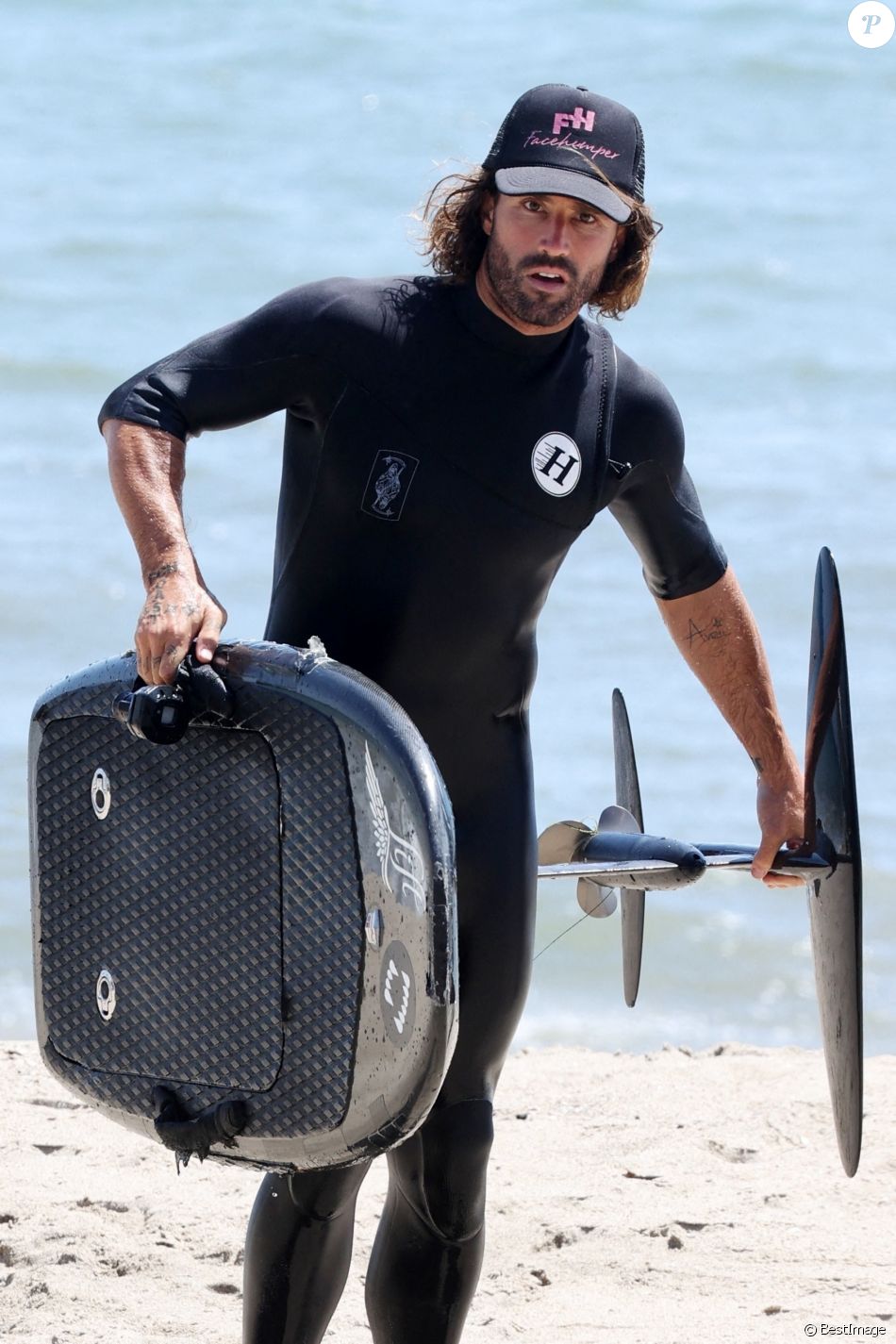 Exclusif - Brody Jenner fait du surf électrique à Malibu, le 27 avril 2021.
