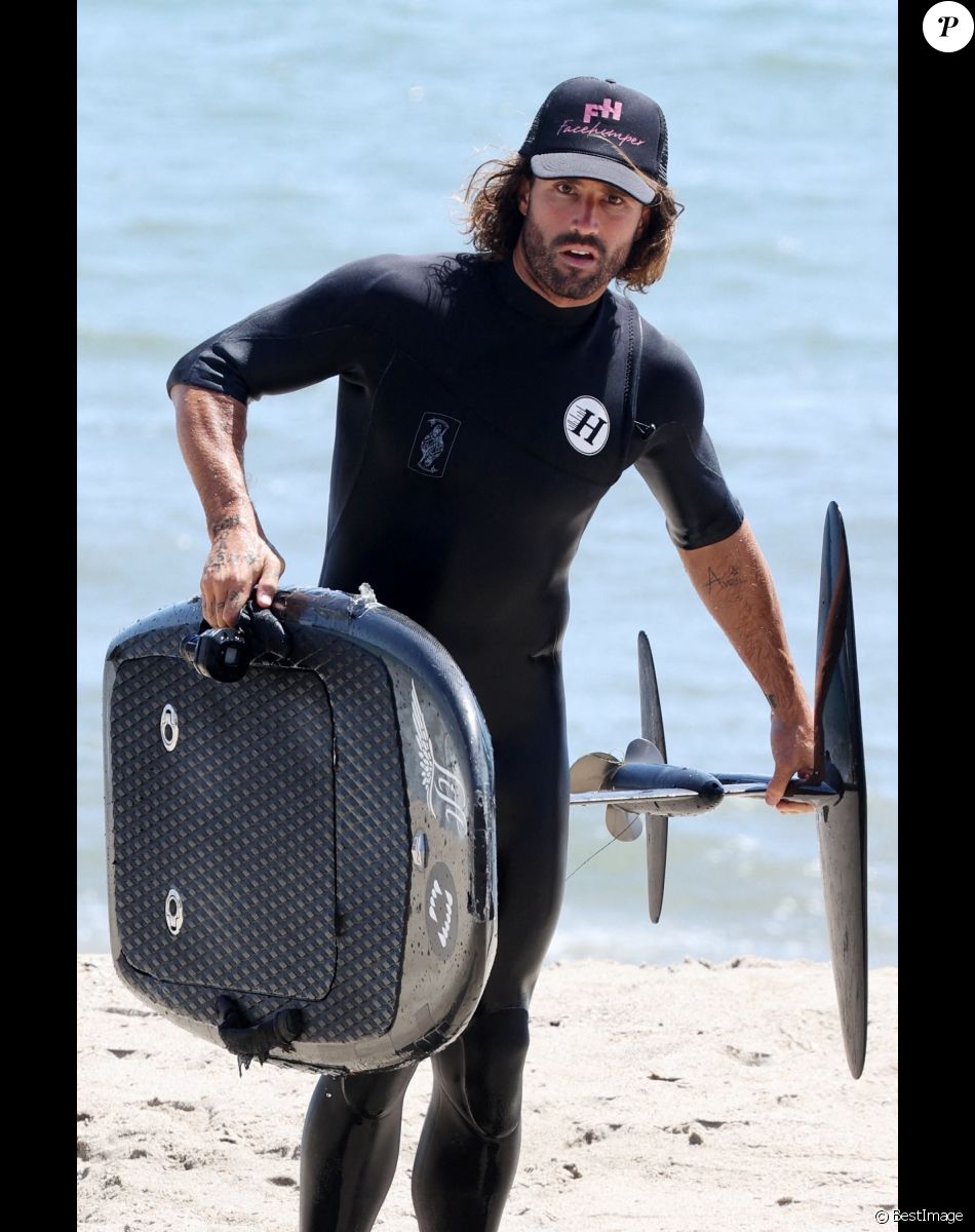 Exclusif - Brody Jenner fait du surf électrique à Malibu, le 27 avril 2021.