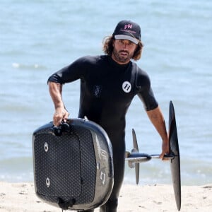 Exclusif - Brody Jenner fait du surf électrique à Malibu, le 27 avril 2021.