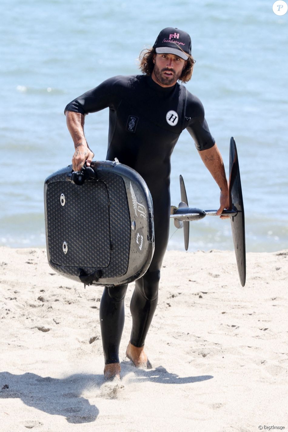 Exclusif - Brody Jenner fait du surf électrique à Malibu, le 27 avril 2021.