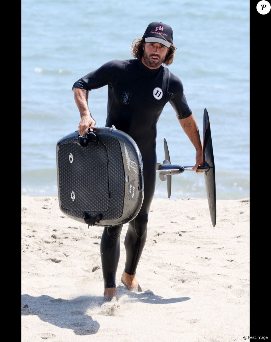 Exclusif - Brody Jenner fait du surf électrique à Malibu, le 27 avril 2021.
