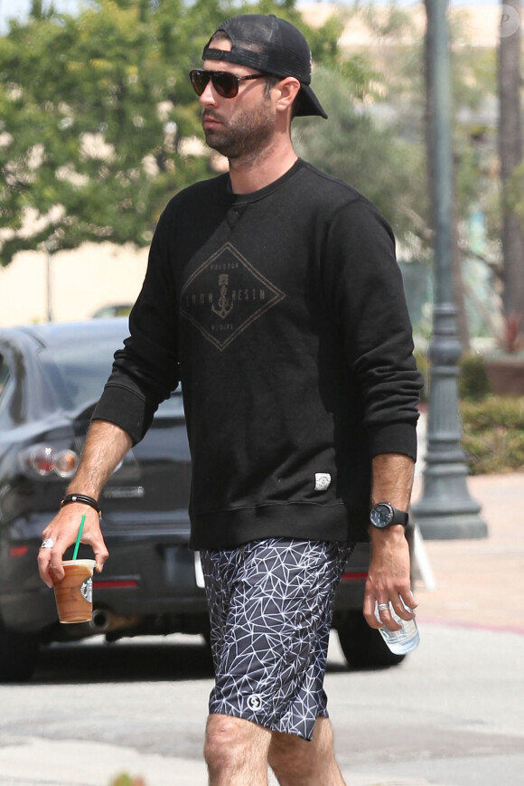 Exclusif - Brandon Jenner à la sortie d'un Starbucks à Malibu, le 17 mai 2015.