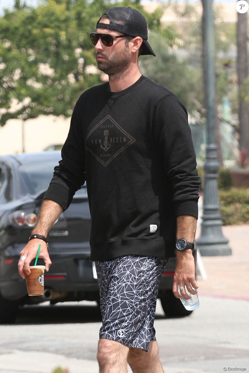 Exclusif - Brandon Jenner à la sortie d'un Starbucks à Malibu, le 17 mai 2015.