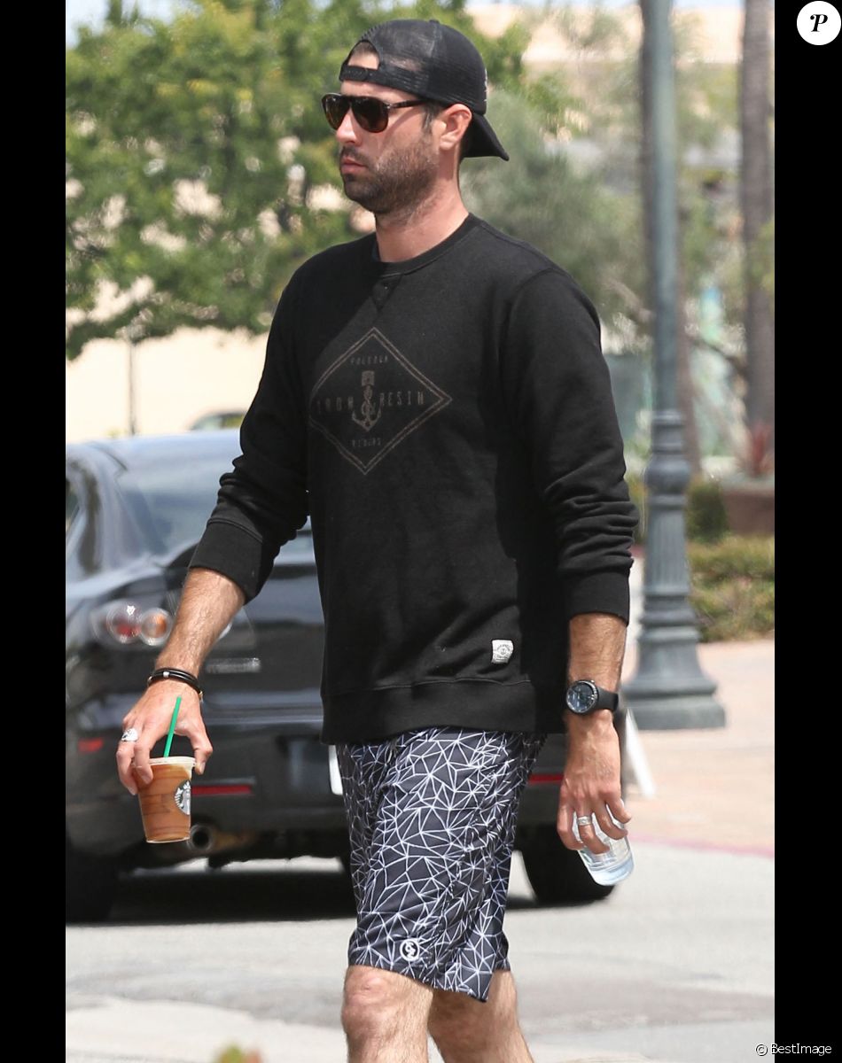 Exclusif - Brandon Jenner à la sortie d'un Starbucks à Malibu, le 17 mai 2015.