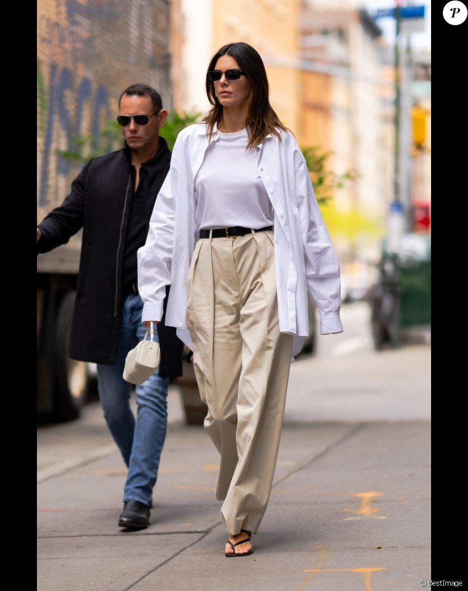 Kendall Jenner est allée bruncher avec des amis chez Bubby's puis boit un verre en terrasse du Matchaful avec une amie à New York, le 27 avril 2021.