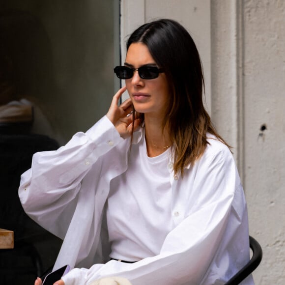 Kendall Jenner est allée bruncher avec des amis chez Bubby's puis boit un verre en terrasse du Matchaful avec une amie à New York, le 27 avril 2021.